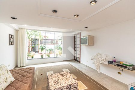 Casa à venda com 742m², 4 quartos e 2 vagas Casa à venda com 742m², 4 quartos e 2 vagasSala de TV