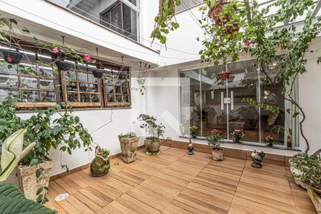 Casa à venda com 742m², 4 quartos e 2 vagas Casa à venda com 742m², 4 quartos e 2 vagasÁrea Externa