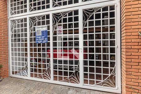 Casa à venda com 742m², 4 quartos e 2 vagas Casa à venda com 742m², 4 quartos e 2 vagasFachada