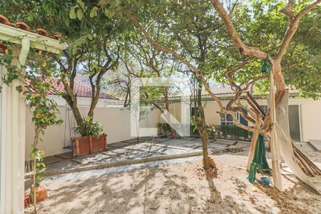 Casa à venda com 350m², 5 quartos e 4 vagas Casa à venda com 350m², 5 quartos e 4 vagasQuintal