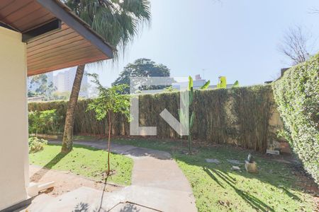 Casa à venda com 350m², 5 quartos e 4 vagas Casa à venda com 350m², 5 quartos e 4 vagasQuintal