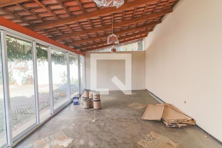 Casa à venda com 350m², 5 quartos e 4 vagas Casa à venda com 350m², 5 quartos e 4 vagasQuintal