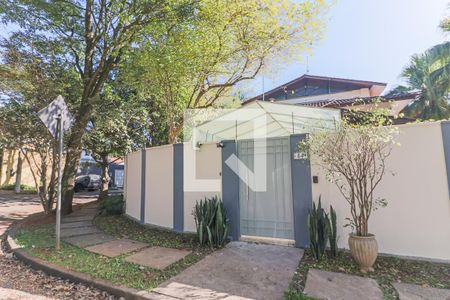Casa à venda com 350m², 5 quartos e 4 vagas Casa à venda com 350m², 5 quartos e 4 vagasFachada