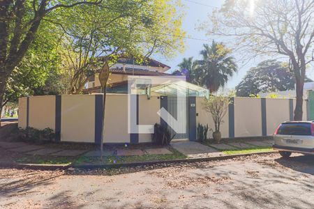 Casa à venda com 350m², 5 quartos e 4 vagas Casa à venda com 350m², 5 quartos e 4 vagasFachada