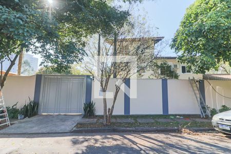 Casa à venda com 350m², 5 quartos e 4 vagas Casa à venda com 350m², 5 quartos e 4 vagasFachada