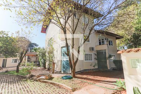 Casa à venda com 350m², 5 quartos e 4 vagas Casa à venda com 350m², 5 quartos e 4 vagasQuintal