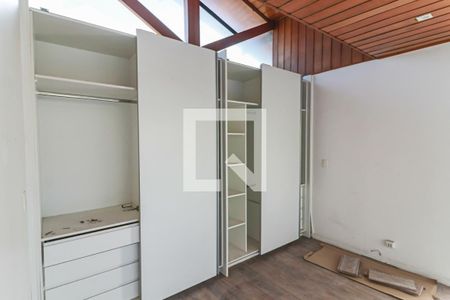 Casa à venda com 350m², 5 quartos e 4 vagas Casa à venda com 350m², 5 quartos e 4 vagasSuites