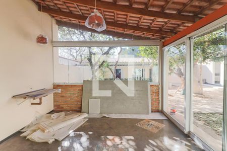 Casa à venda com 350m², 5 quartos e 4 vagas Casa à venda com 350m², 5 quartos e 4 vagasQuintal