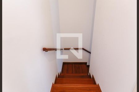 Casa à venda com 300m², 4 quartos e 2 vagas Casa à venda com 300m², 4 quartos e 2 vagasEscada