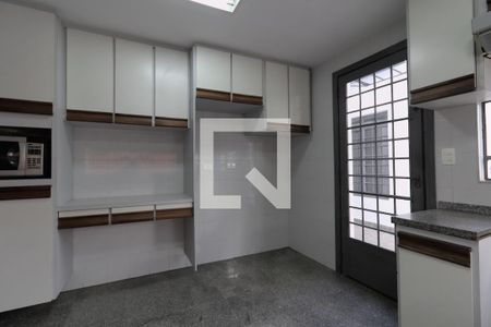 Casa à venda com 300m², 4 quartos e 2 vagas Casa à venda com 300m², 4 quartos e 2 vagasCozinha