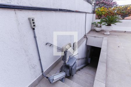 Casa à venda com 300m², 4 quartos e 2 vagas Casa à venda com 300m², 4 quartos e 2 vagasAcessibilidade