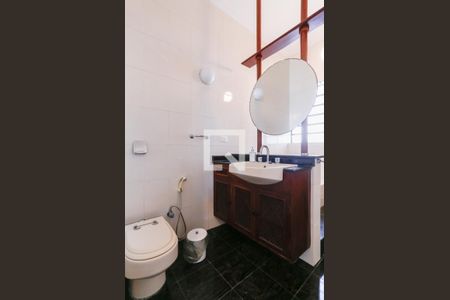 Casa à venda com 300m², 4 quartos e 2 vagas Casa à venda com 300m², 4 quartos e 2 vagasBanheiro Social