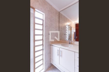 Casa à venda com 300m², 4 quartos e 2 vagas Casa à venda com 300m², 4 quartos e 2 vagasBanheiro Suíte 2