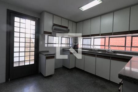 Casa à venda com 300m², 4 quartos e 2 vagas Casa à venda com 300m², 4 quartos e 2 vagasCozinha