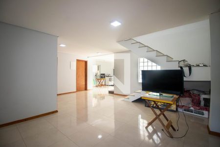 Sala de casa à venda com 3 quartos, 180m² em Mário Quintana, Porto Alegre