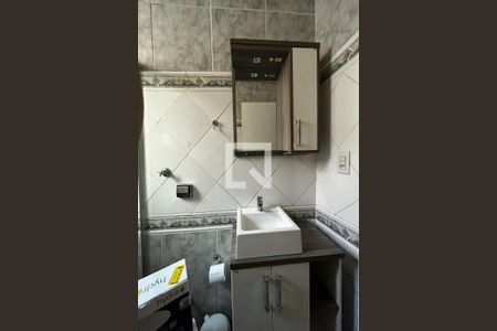 Banheiro de apartamento à venda com 1 quarto, 40m² em Petrópolis, Porto Alegre