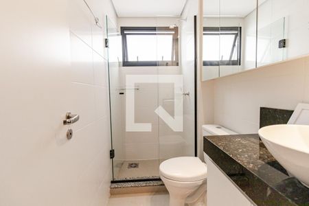 Banheiro Social de kitnet/studio para alugar com 1 quarto, 30m² em Centro, Curitiba