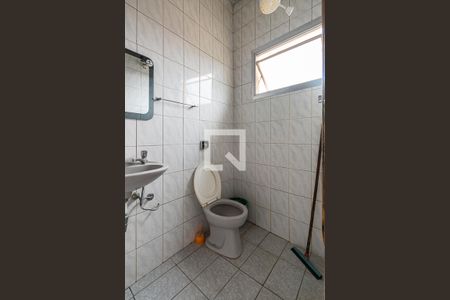 Casa à venda com 426m², 3 quartos e 3 vagas Casa à venda com 426m², 3 quartos e 3 vagasBanheiro piso superior