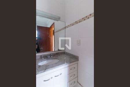 Casa de condomínio para alugar com 500m², 3 quartos e 7 vagas Casa de condomínio para alugar com 500m², 3 quartos e 7 vagasBanheiro da Suíte 1