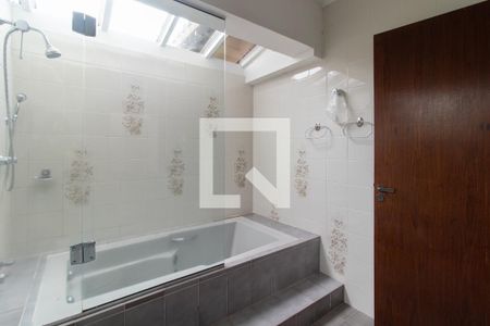 Casa de condomínio para alugar com 500m², 3 quartos e 7 vagas Casa de condomínio para alugar com 500m², 3 quartos e 7 vagasBanheiro da Suíte 3