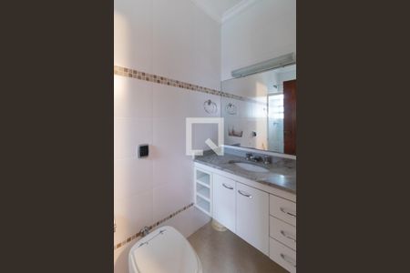 Casa de condomínio para alugar com 500m², 3 quartos e 7 vagas Casa de condomínio para alugar com 500m², 3 quartos e 7 vagasBanheiro da Suíte 1