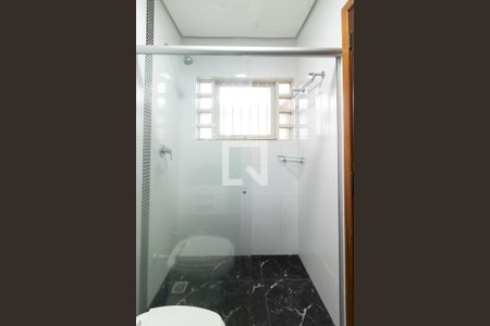 Casa de condomínio para alugar com 500m², 3 quartos e 7 vagas Casa de condomínio para alugar com 500m², 3 quartos e 7 vagasBanheiro da Suíte 2