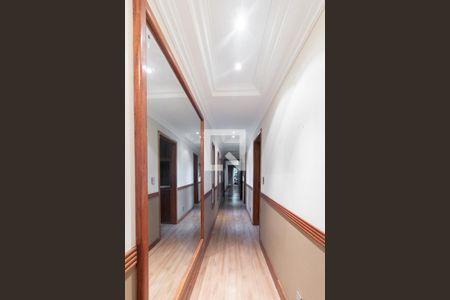 Casa de condomínio para alugar com 500m², 3 quartos e 7 vagas Casa de condomínio para alugar com 500m², 3 quartos e 7 vagasCorredor