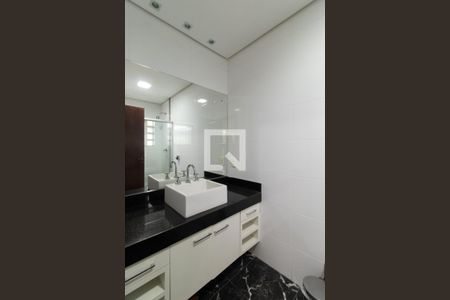 Casa de condomínio para alugar com 500m², 3 quartos e 7 vagas Casa de condomínio para alugar com 500m², 3 quartos e 7 vagasBanheiro da Suíte 2