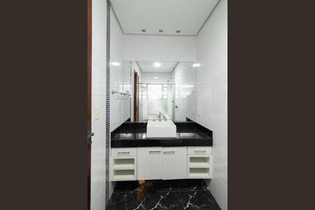 Casa de condomínio para alugar com 500m², 3 quartos e 7 vagas Casa de condomínio para alugar com 500m², 3 quartos e 7 vagasBanheiro da Suíte 2