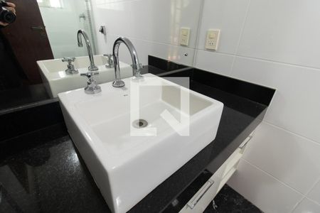 Casa de condomínio para alugar com 500m², 3 quartos e 7 vagas Casa de condomínio para alugar com 500m², 3 quartos e 7 vagasBanheiro da Suíte 2