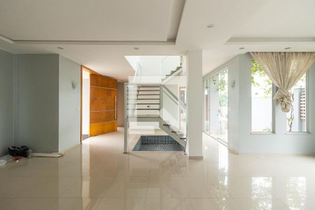 Sala de casa de condomínio para alugar com 4 quartos, 240m² em Campo Grande, Rio de Janeiro