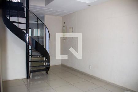 Sala de casa de condomínio para alugar com 3 quartos, 80m² em Galo Branco, São Gonçalo