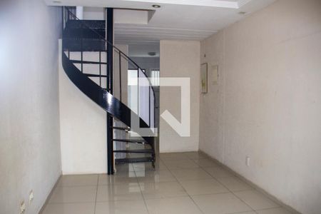 Sala de casa de condomínio para alugar com 3 quartos, 80m² em Galo Branco, São Gonçalo