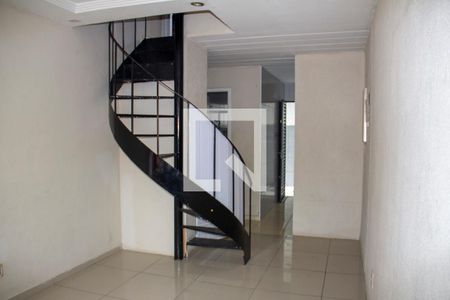 Sala de casa de condomínio para alugar com 3 quartos, 80m² em Galo Branco, São Gonçalo