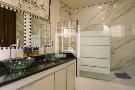 Casa de condomínio à venda com 700m², 5 quartos e 2 vagas Casa de condomínio à venda com 700m², 5 quartos e 2 vagasBanheiro da Suíte 2/3