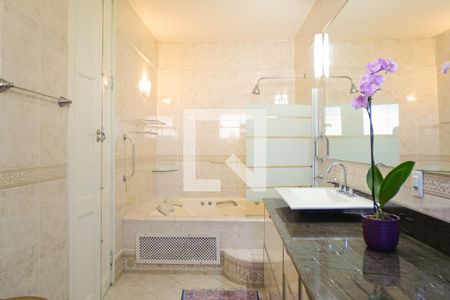 Casa de condomínio à venda com 700m², 5 quartos e 2 vagas Casa de condomínio à venda com 700m², 5 quartos e 2 vagasBanheiro da Suíte 1