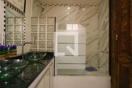 Casa de condomínio à venda com 700m², 5 quartos e 2 vagas Casa de condomínio à venda com 700m², 5 quartos e 2 vagasBanheiro da Suíte 2/3