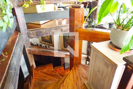 Casa de condomínio à venda com 700m², 5 quartos e 2 vagas Casa de condomínio à venda com 700m², 5 quartos e 2 vagasEscada