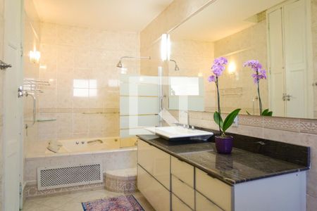 Casa de condomínio à venda com 700m², 5 quartos e 2 vagas Casa de condomínio à venda com 700m², 5 quartos e 2 vagasBanheiro da Suíte 1