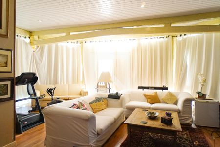 Casa de condomínio à venda com 700m², 5 quartos e 2 vagas Casa de condomínio à venda com 700m², 5 quartos e 2 vagasSala de TV