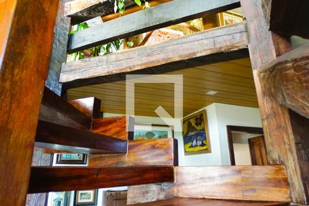 Casa de condomínio à venda com 700m², 5 quartos e 2 vagas Casa de condomínio à venda com 700m², 5 quartos e 2 vagasEscada