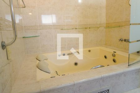 Casa de condomínio à venda com 700m², 5 quartos e 2 vagas Casa de condomínio à venda com 700m², 5 quartos e 2 vagasBanheiro da Suíte 1