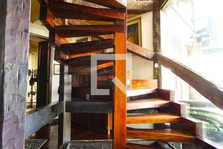 Casa de condomínio à venda com 700m², 5 quartos e 2 vagas Casa de condomínio à venda com 700m², 5 quartos e 2 vagasEscada