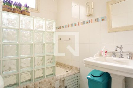 Casa de condomínio à venda com 700m², 5 quartos e 2 vagas Casa de condomínio à venda com 700m², 5 quartos e 2 vagasBanheiro do Escritório