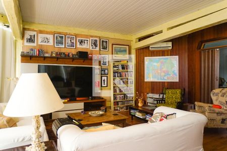 Casa de condomínio à venda com 700m², 5 quartos e 2 vagas Casa de condomínio à venda com 700m², 5 quartos e 2 vagasSala de TV