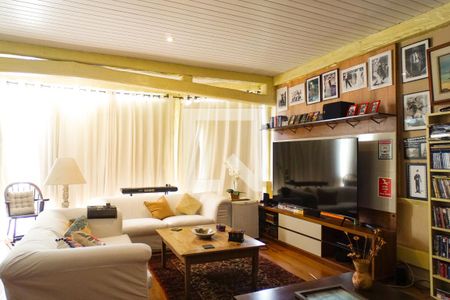 Casa de condomínio à venda com 700m², 5 quartos e 2 vagas Casa de condomínio à venda com 700m², 5 quartos e 2 vagasSala de TV