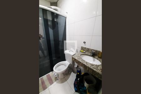 Banheiro de casa para alugar com 2 quartos, 132m² em Piratininga, Belo Horizonte