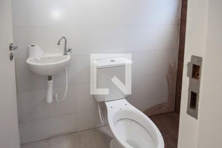  Banheiro da Suite de casa de condomínio para alugar com 1 quarto, 37m² em Vila Antonieta, São Paulo