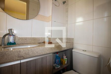 Banheiro de apartamento à venda com 2 quartos, 42m² em Rubem Berta, Porto Alegre