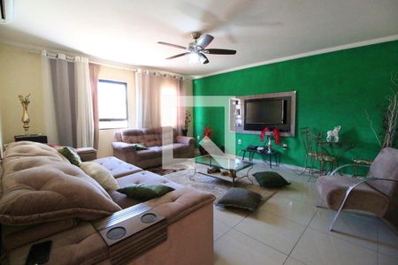 Sala de estar de casa à venda com 4 quartos, 237m² em Vila Manoel Ferreira, Campinas